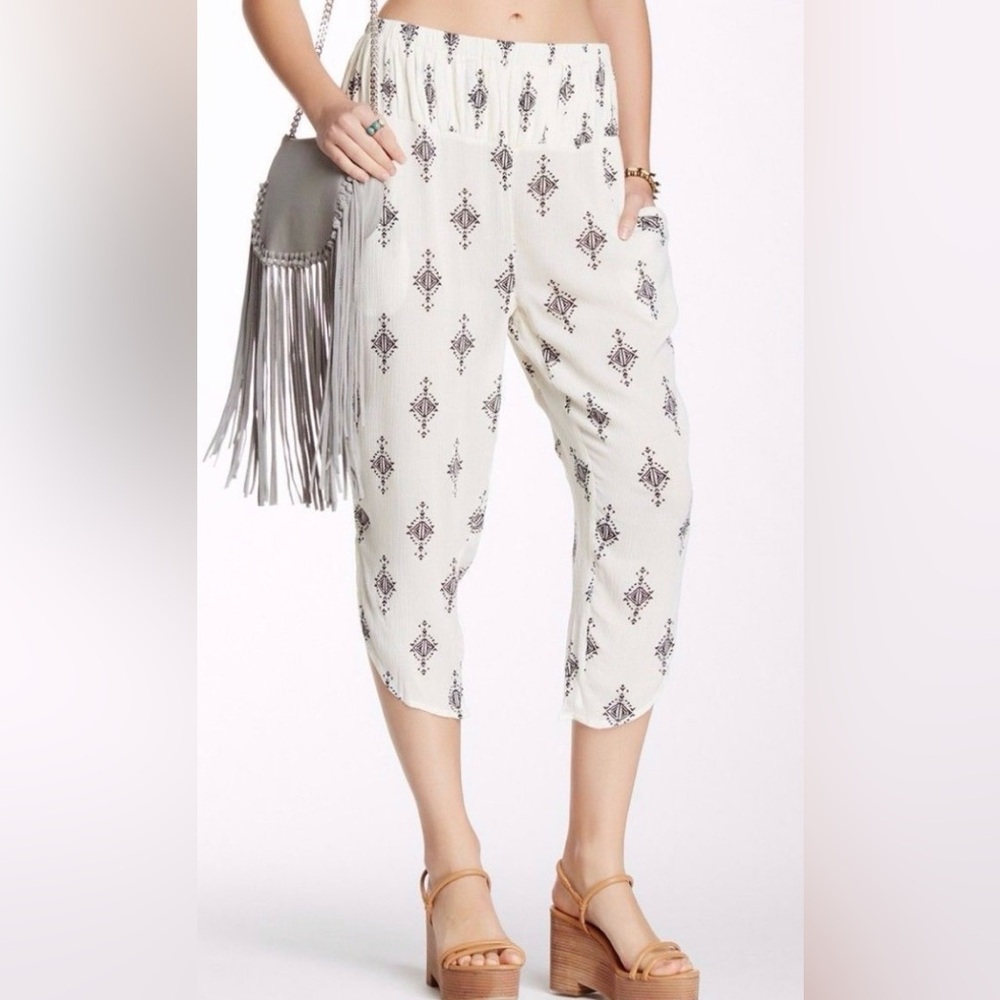 Free People Cream White Light Cropped Capri Pants with Black Geometric Print